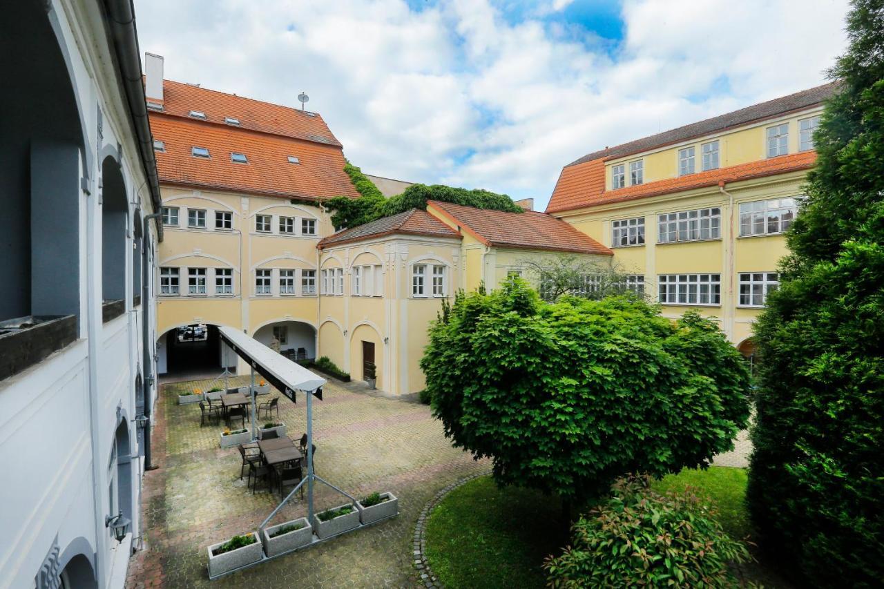 Hotel Magnolia Roudnice nad Labem Buitenkant foto