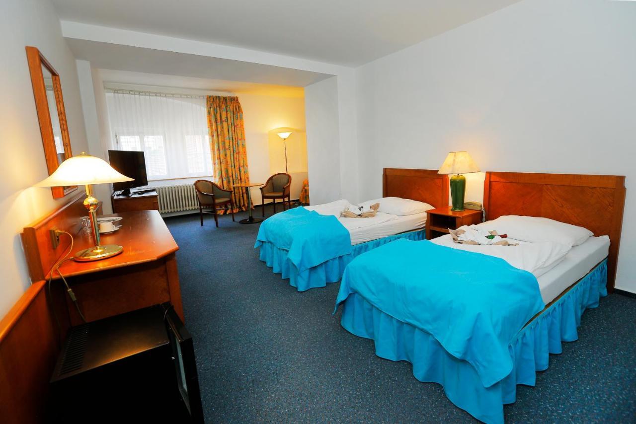 Hotel Magnolia Roudnice nad Labem Buitenkant foto