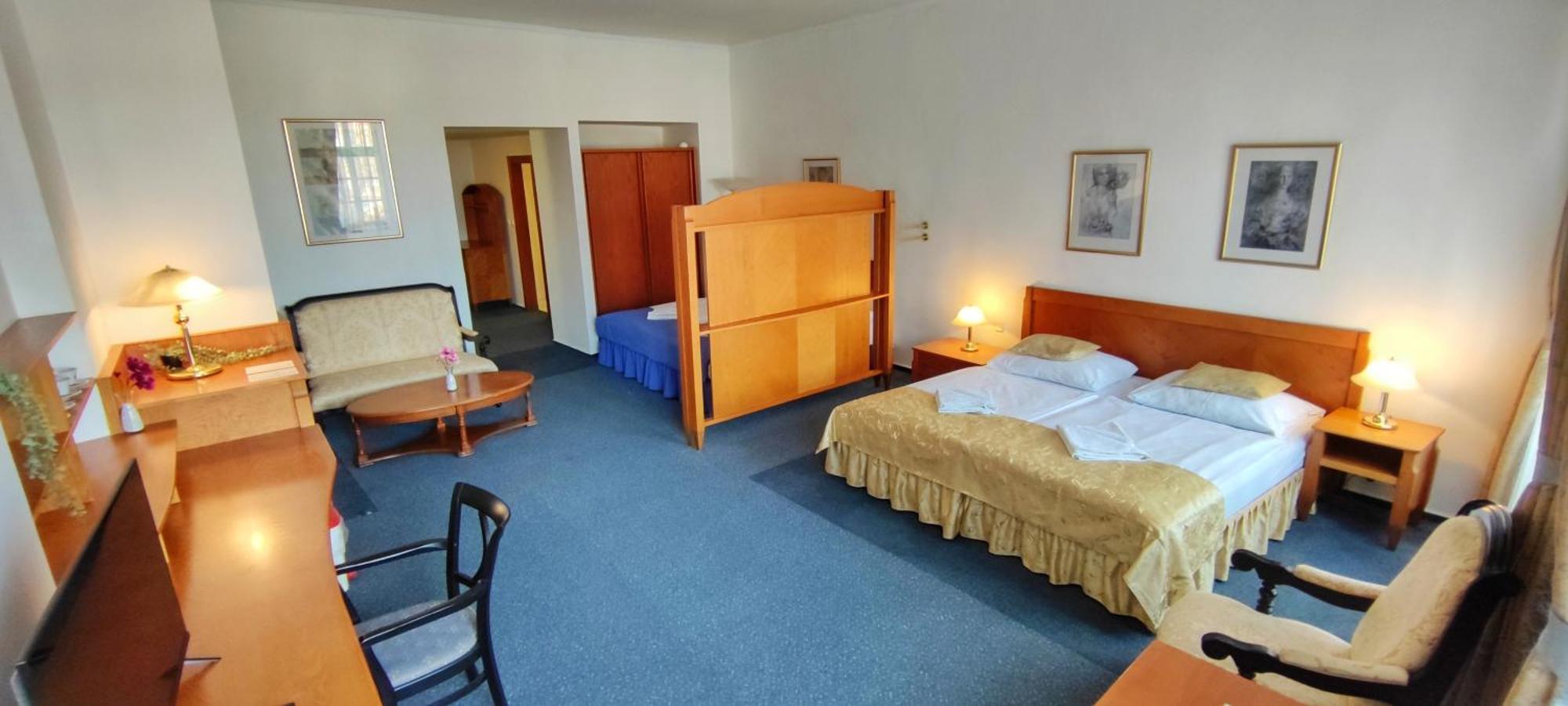 Hotel Magnolia Roudnice nad Labem Buitenkant foto