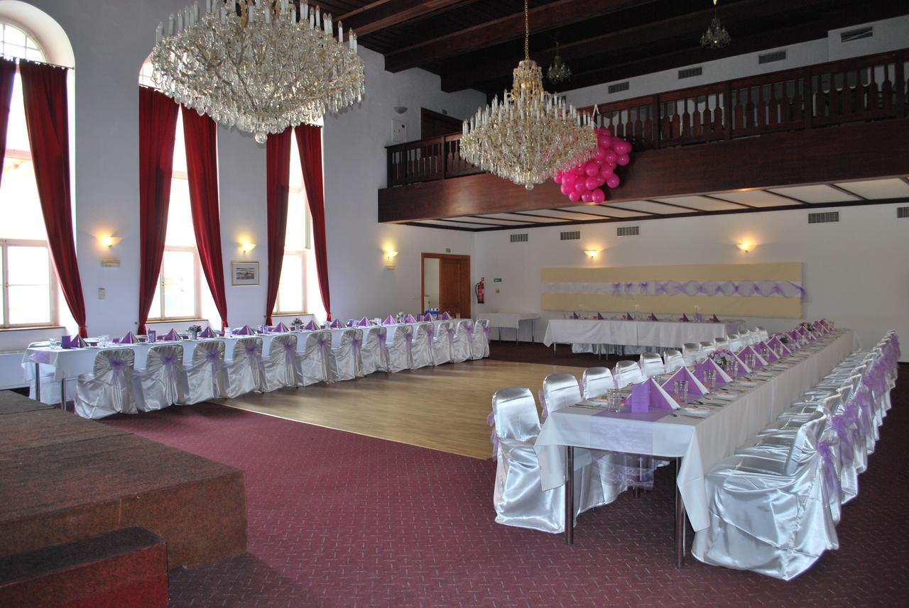 Hotel Magnolia Roudnice nad Labem Buitenkant foto
